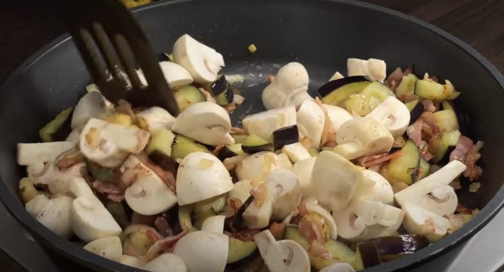 Delikátní těstoviny s lilkem, slaninou a houbami v rajčatové omáčce - voňavý a sytý oběd plný zeleniny