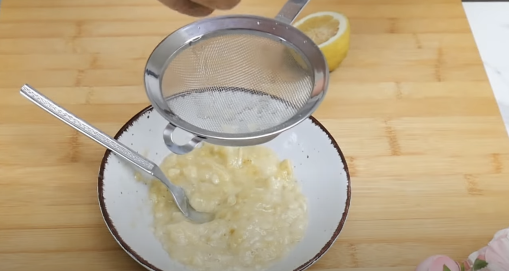 Voňavé banánovo-jogurtové šišky obalené v sladkém skořicovém závoji