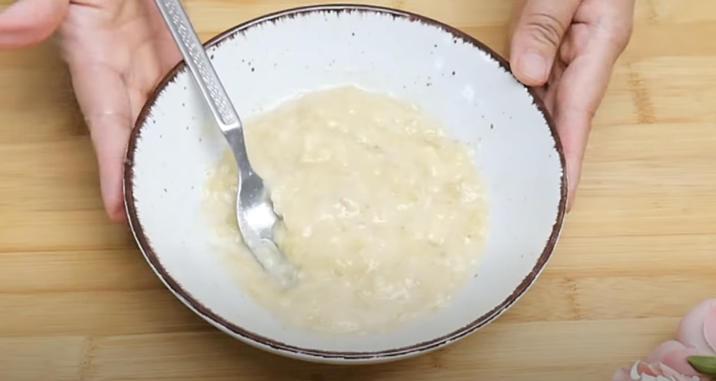 Voňavé banánovo-jogurtové šišky obalené v sladkém skořicovém závoji