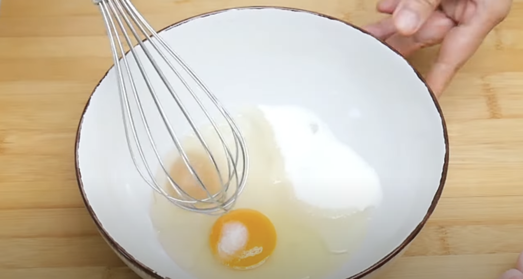 Voňavé banánovo-jogurtové šišky obalené v sladkém skořicovém závoji