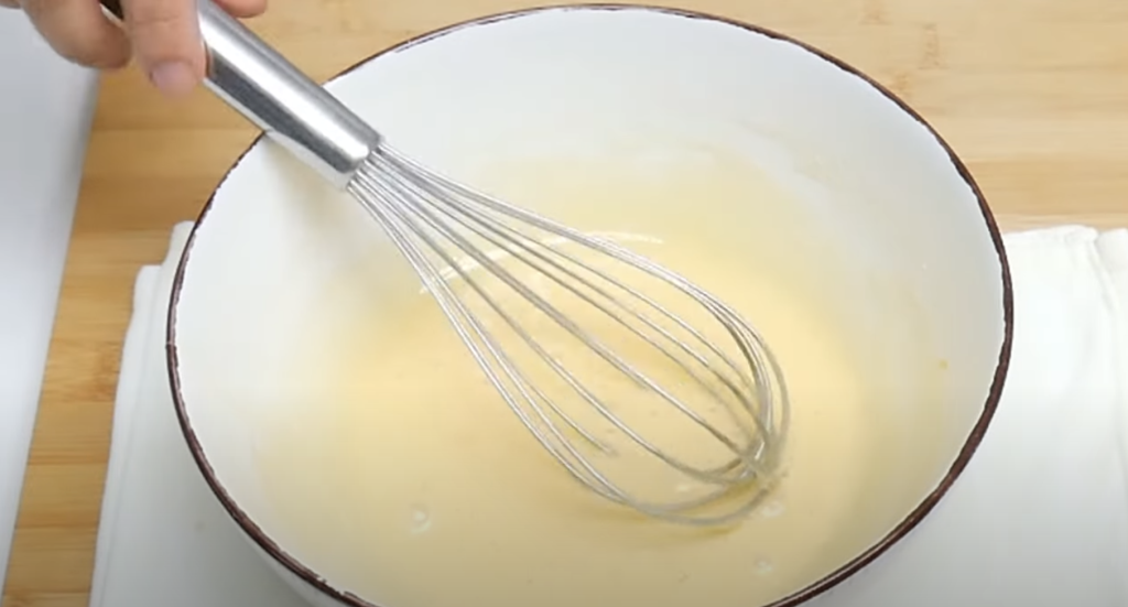 Voňavé banánovo-jogurtové šišky obalené v sladkém skořicovém závoji