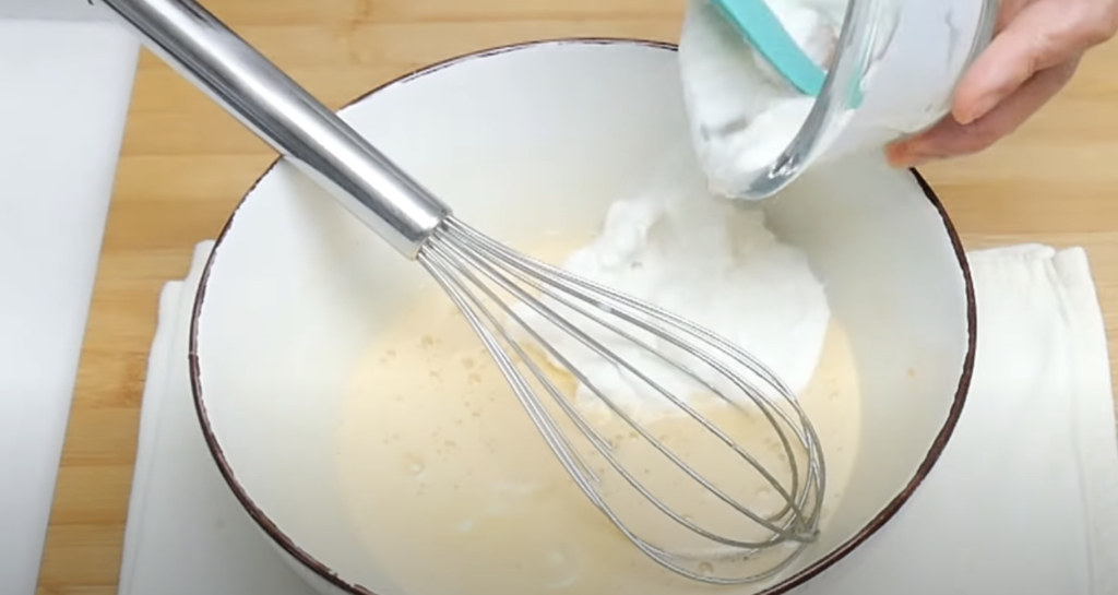 Voňavé banánovo-jogurtové šišky obalené v sladkém skořicovém závoji