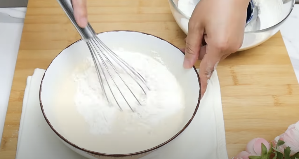 Voňavé banánovo-jogurtové šišky obalené v sladkém skořicovém závoji