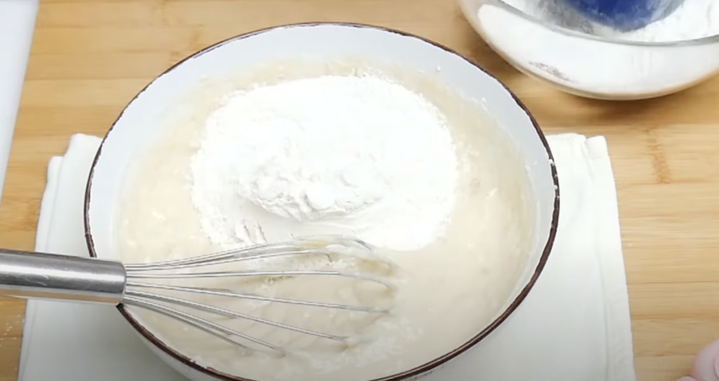 Voňavé banánovo-jogurtové šišky obalené v sladkém skořicovém závoji