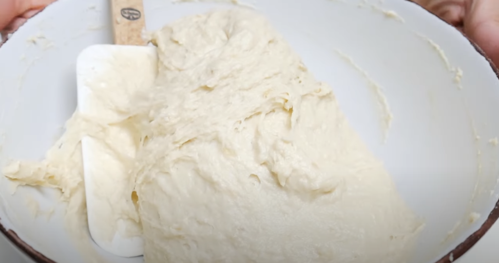 Voňavé banánovo-jogurtové šišky obalené v sladkém skořicovém závoji