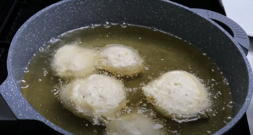 Voňavé banánovo-jogurtové šišky obalené v sladkém skořicovém závoji