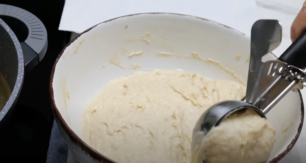 Voňavé banánovo-jogurtové šišky obalené v sladkém skořicovém závoji