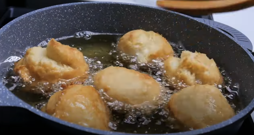 Voňavé banánovo-jogurtové šišky obalené v sladkém skořicovém závoji