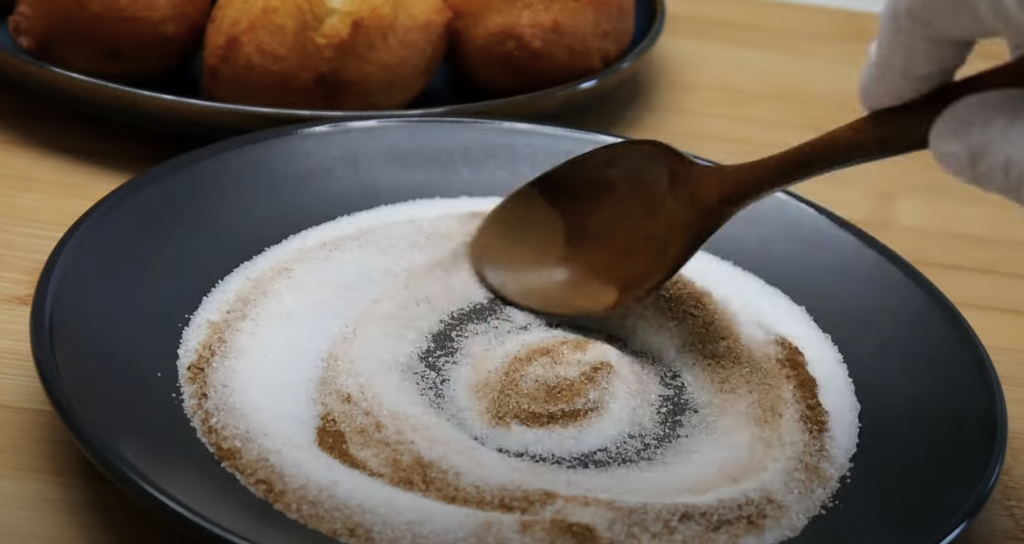 Voňavé banánovo-jogurtové šišky obalené v sladkém skořicovém závoji