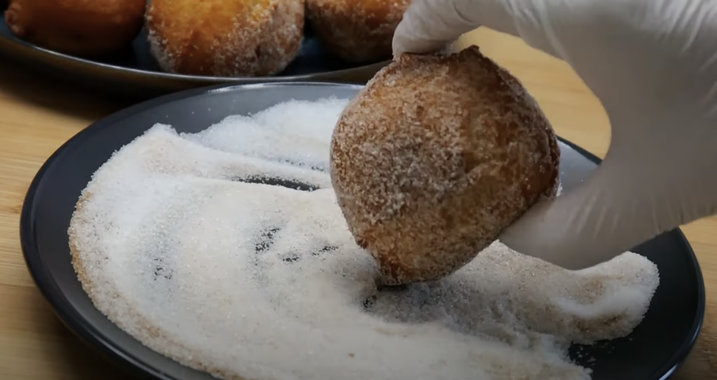 Voňavé banánovo-jogurtové šišky obalené v sladkém skořicovém závoji