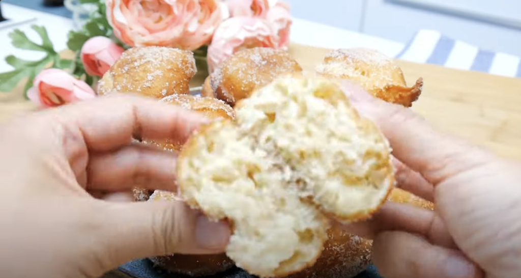 Voňavé banánovo-jogurtové šišky obalené v sladkém skořicovém závoji