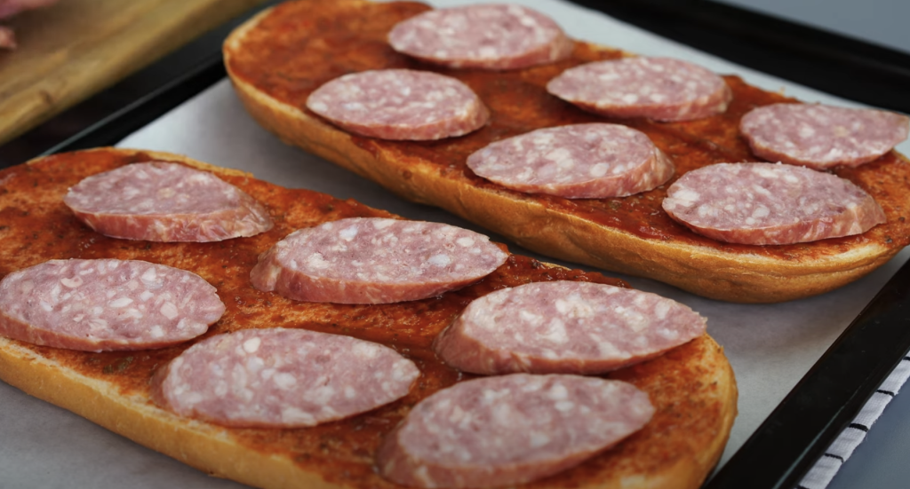 Zapečené bagety se salámem, rajčaty a mozzarellou - recept krok za krokem