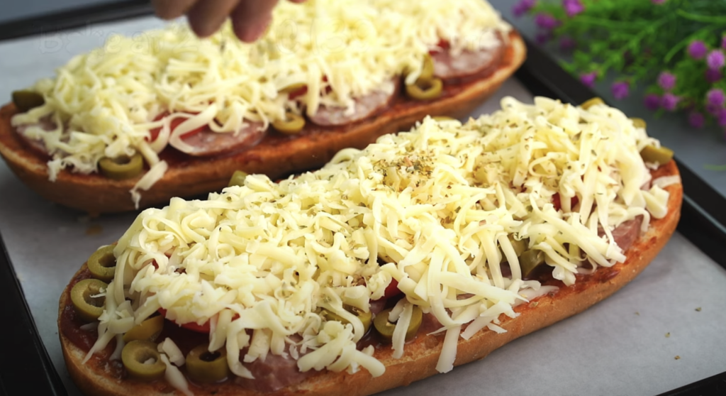 Zapečené bagety se salámem, rajčaty a mozzarellou - recept krok za krokem