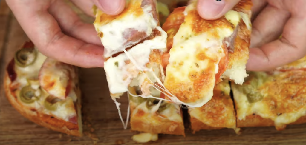 Zapečené bagety se salámem, rajčaty a mozzarellou - recept krok za krokem