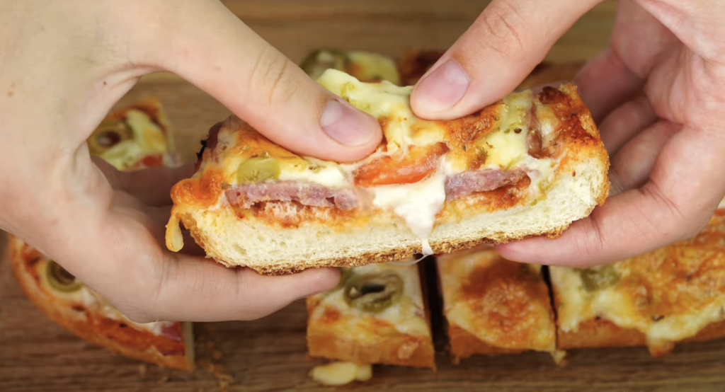 Zapečené bagety se salámem, rajčaty a mozzarellou - recept krok za krokem