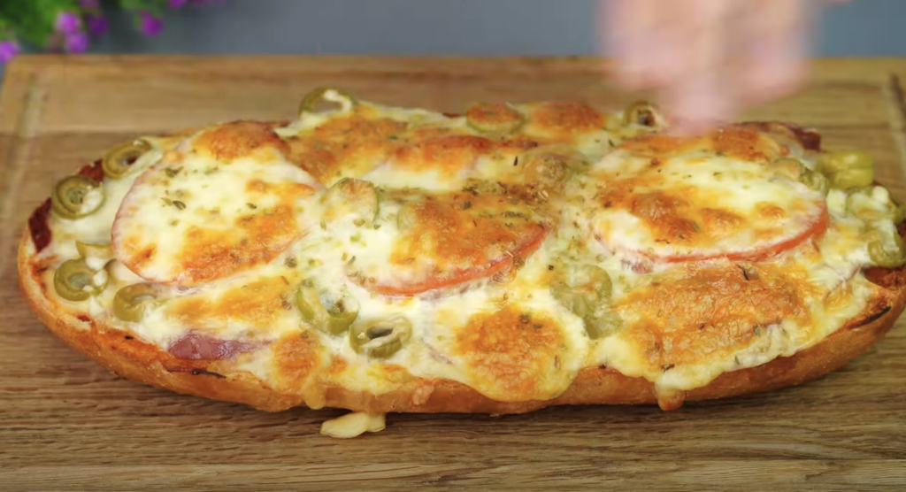 Zapečené bagety se salámem, rajčaty a mozzarellou - recept krok za krokem