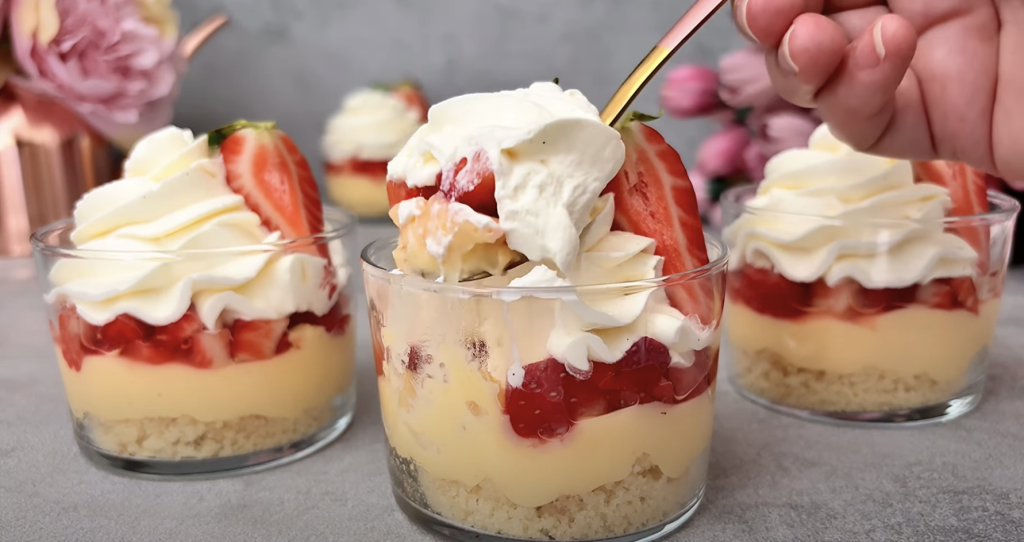 Lehký jahodový pohár s vanilkovým pudinkem a šlehačkou - svěží jahodový dezert plný chutí a vůní