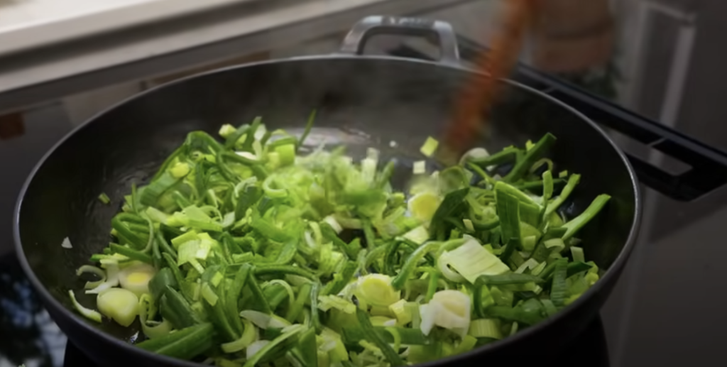 Zapékané brambory s pórkem a ovesnou smetanou – veganský gratin