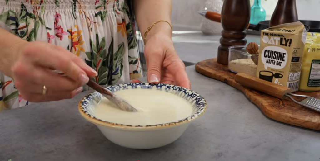 Zapékané brambory s pórkem a ovesnou smetanou – veganský gratin