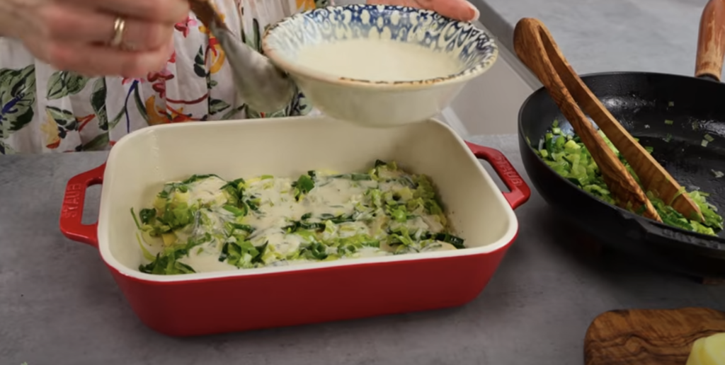 Zapékané brambory s pórkem a ovesnou smetanou – veganský gratin