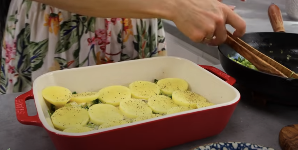 Zapékané brambory s pórkem a ovesnou smetanou – veganský gratin