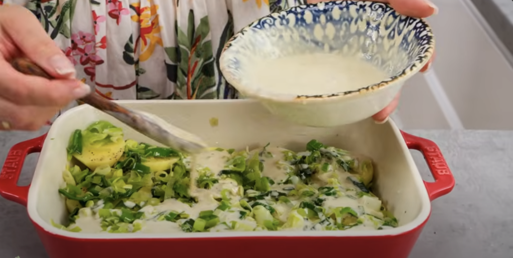 Zapékané brambory s pórkem a ovesnou smetanou – veganský gratin