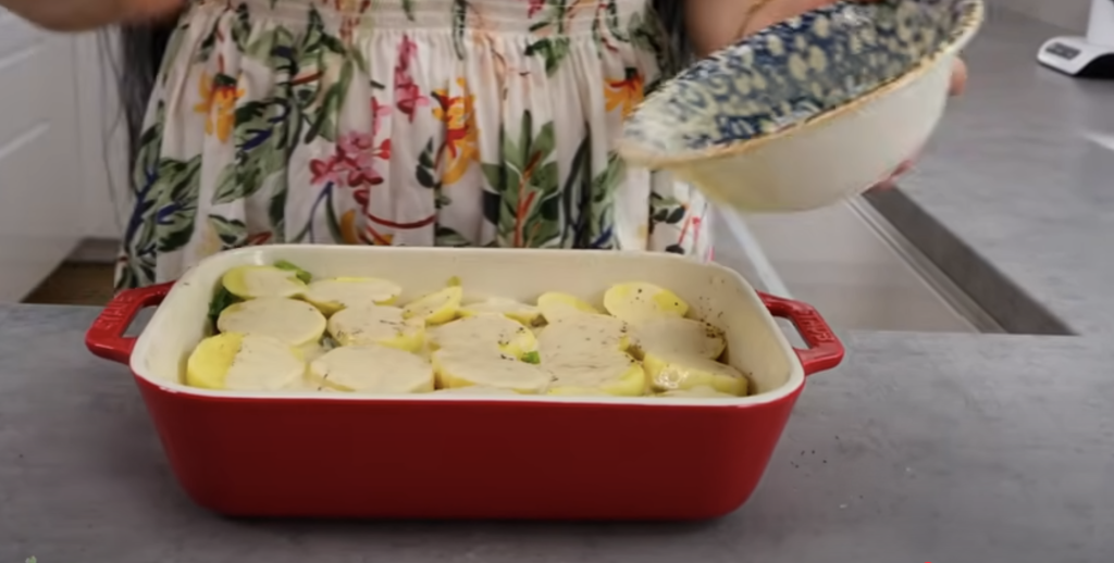Zapékané brambory s pórkem a ovesnou smetanou – veganský gratin