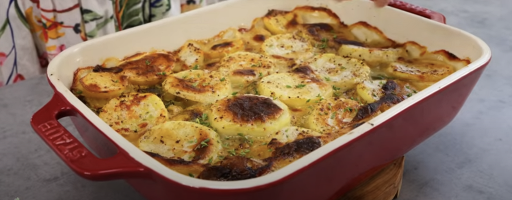 Zapékané brambory s pórkem a ovesnou smetanou – veganský gratin