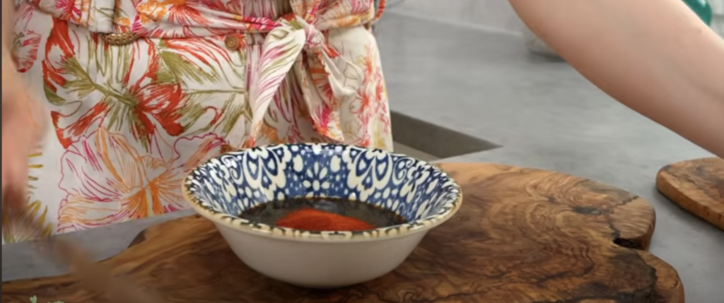 Lahodné marinované tofu s cibulovými kroužky a kouřovou BBQ omáčkou - vegetariánské menu pro všechny!