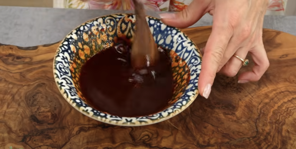 Lahodné marinované tofu s cibulovými kroužky a kouřovou BBQ omáčkou - vegetariánské menu pro všechny!