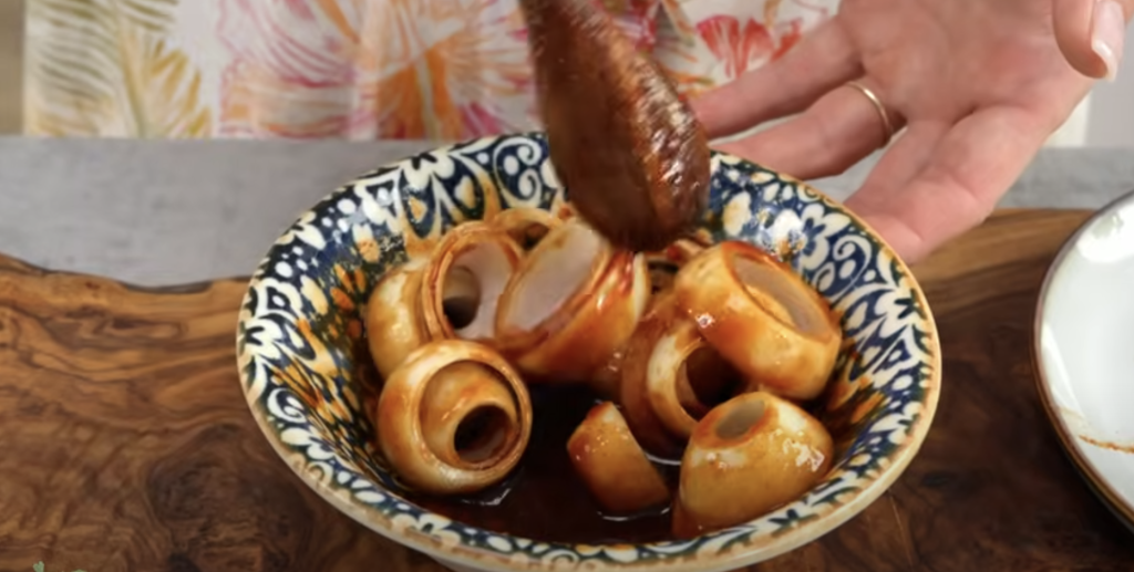 Lahodné marinované tofu s cibulovými kroužky a kouřovou BBQ omáčkou - vegetariánské menu pro všechny!