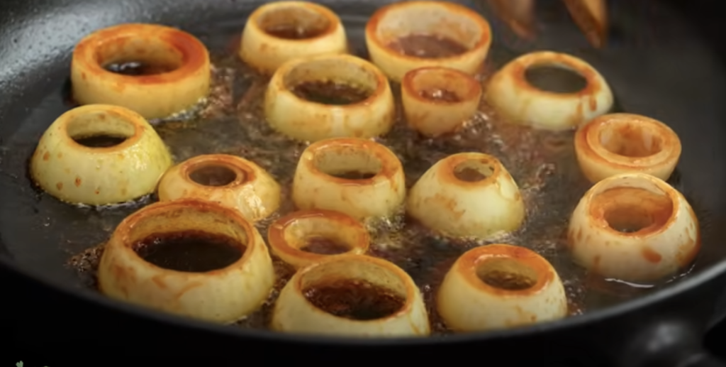 Lahodné marinované tofu s cibulovými kroužky a kouřovou BBQ omáčkou - vegetariánské menu pro všechny!