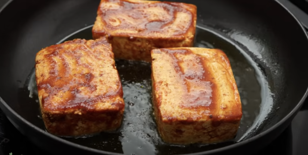 Lahodné marinované tofu s cibulovými kroužky a kouřovou BBQ omáčkou - vegetariánské menu pro všechny!