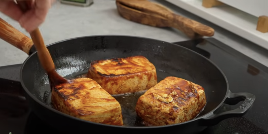 Lahodné marinované tofu s cibulovými kroužky a kouřovou BBQ omáčkou - vegetariánské menu pro všechny!