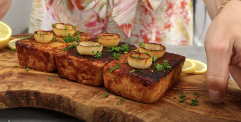 Lahodné marinované tofu s cibulovými kroužky a kouřovou BBQ omáčkou - vegetariánské menu pro všechny!