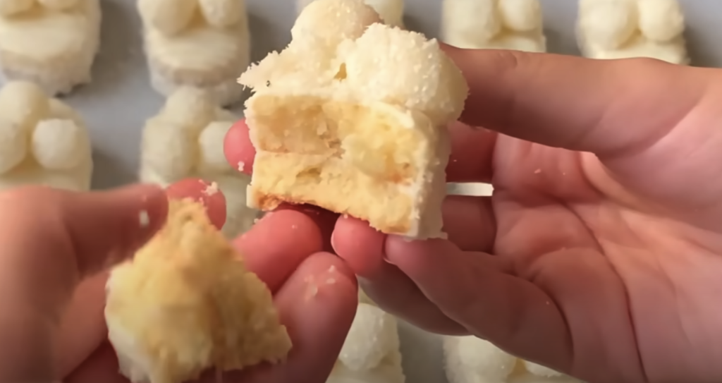 Kokosové dezertíky s bílou polevou, kondenzovaným mlékem a mini RAFFAELLO kuličkami