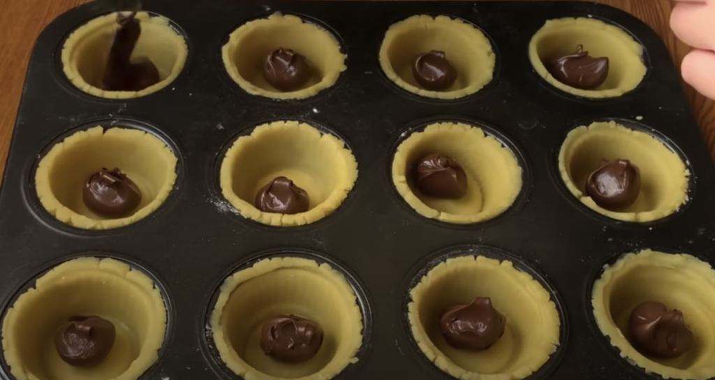 Noblesní košíčky s Nutellou, sněhovým krémem a máslovou drobenkou – malé dezerty plné sladkého překvapení