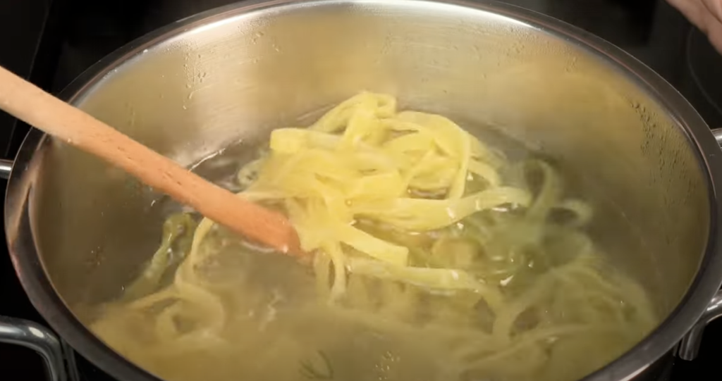 Lahodné krémové tagliatelle s kuřecím masem, česnekovou omáčkou a goudou