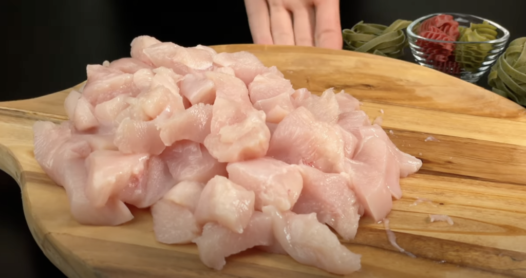 Lahodné krémové tagliatelle s kuřecím masem, česnekovou omáčkou a goudou