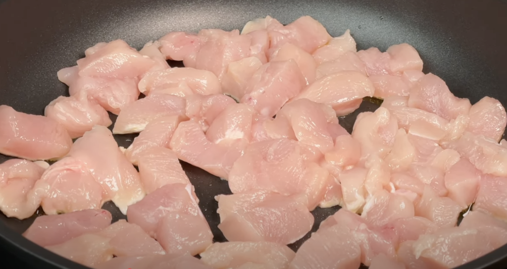 Lahodné krémové tagliatelle s kuřecím masem, česnekovou omáčkou a goudou