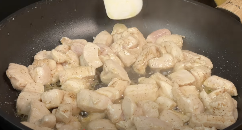 Lahodné krémové tagliatelle s kuřecím masem, česnekovou omáčkou a goudou