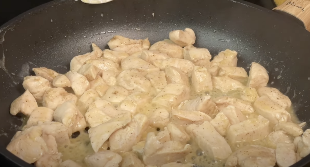 Lahodné krémové tagliatelle s kuřecím masem, česnekovou omáčkou a goudou