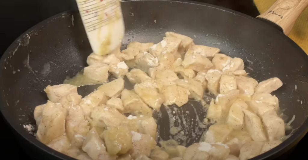 Lahodné krémové tagliatelle s kuřecím masem, česnekovou omáčkou a goudou