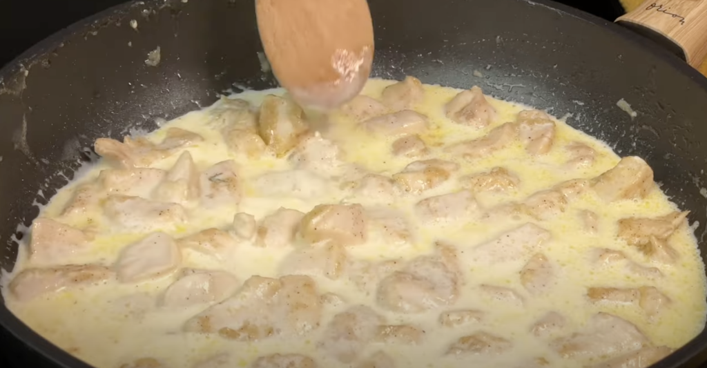 Lahodné krémové tagliatelle s kuřecím masem, česnekovou omáčkou a goudou