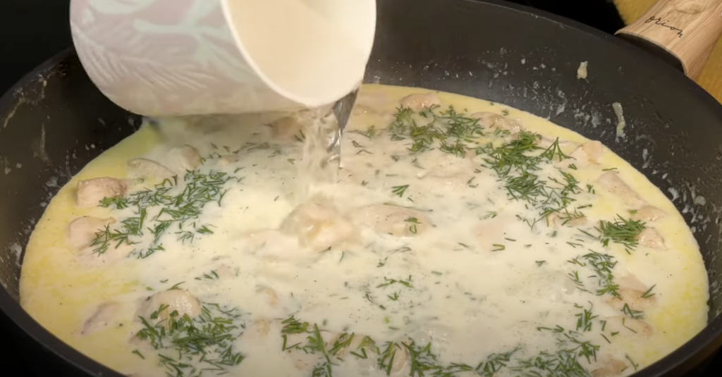 Lahodné krémové tagliatelle s kuřecím masem, česnekovou omáčkou a goudou