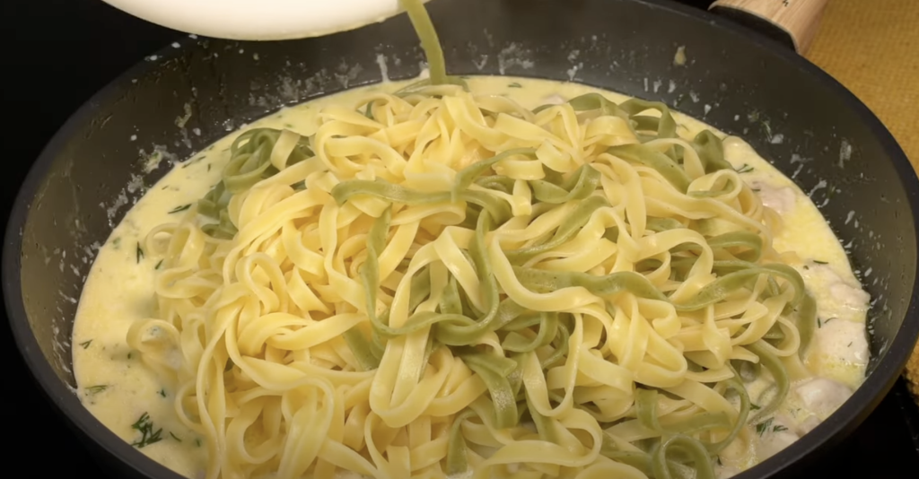 Lahodné krémové tagliatelle s kuřecím masem, česnekovou omáčkou a goudou