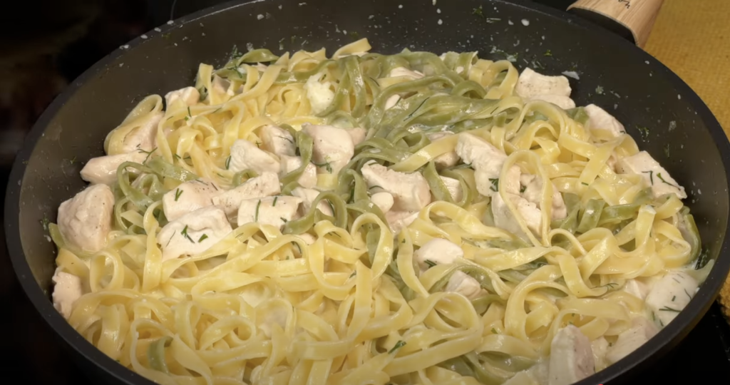 Lahodné krémové tagliatelle s kuřecím masem, česnekovou omáčkou a goudou