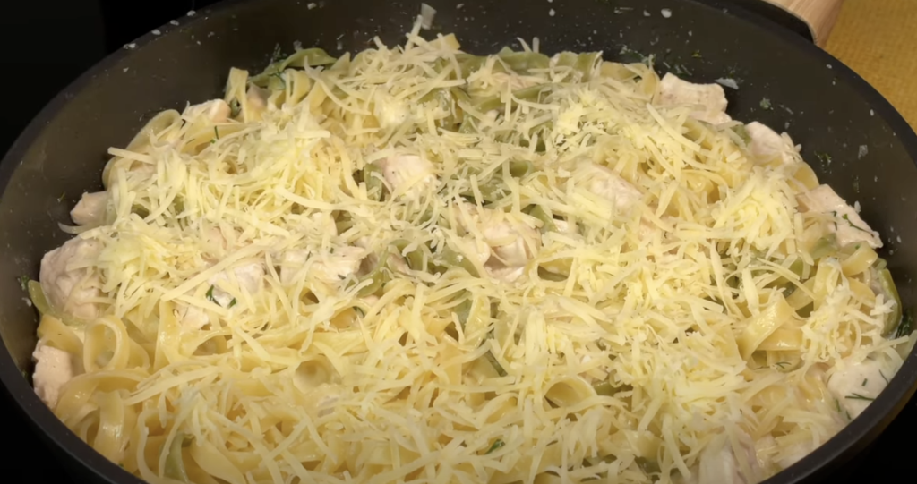 Lahodné krémové tagliatelle s kuřecím masem, česnekovou omáčkou a goudou