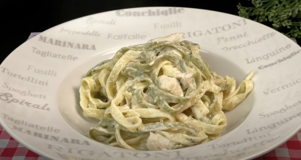 Lahodné krémové tagliatelle s kuřecím masem, česnekovou omáčkou a goudou