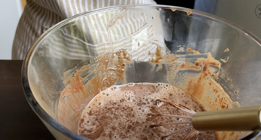 Čokoládový dort z hrnce s krémem a polevou – nadýchaný dezert z trouby krok za krokem